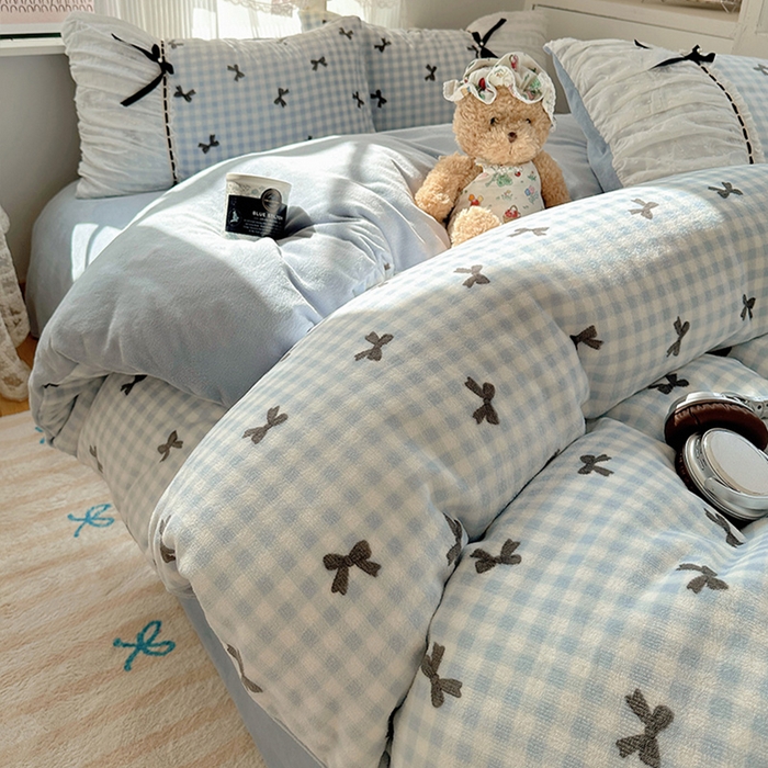 91家纺网 家纺一手货源 找家纺 瑞莱 2025冬季创意花边A类牛奶绒四件套套件 蓝黑蝴蝶结