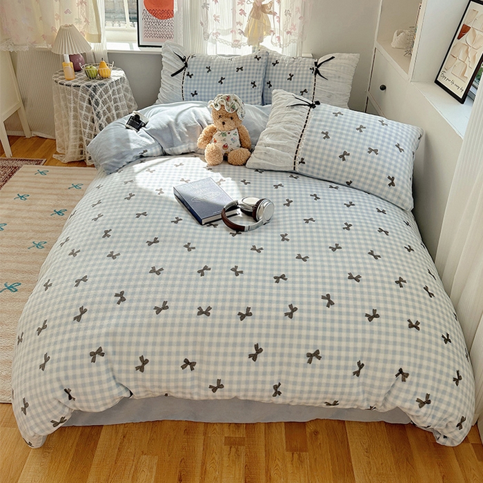 91家纺网 家纺一手货源 找家纺 瑞莱 2025冬季创意花边A类牛奶绒四件套套件 蓝黑蝴蝶结