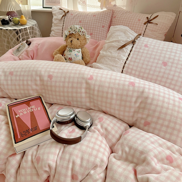 91家纺网 家纺一手货源 找家纺 瑞莱 2025冬季创意花边A类牛奶绒四件套套件 粉爱心