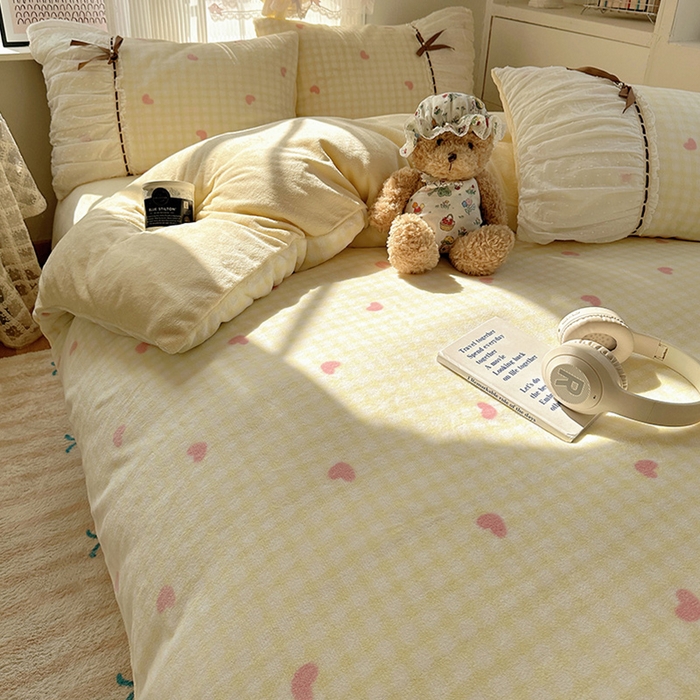 91家纺网 家纺一手货源 找家纺 瑞莱 2025冬季创意花边A类牛奶绒四件套套件 黄粉爱心