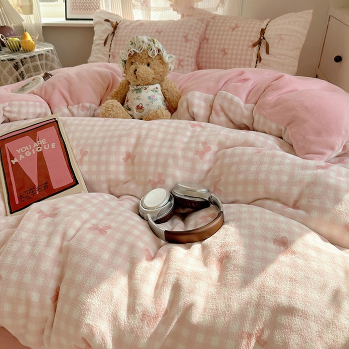 91家纺网 家纺一手货源 找家纺 瑞莱 2025冬季创意花边A类牛奶绒四件套套件 粉蝴蝶结