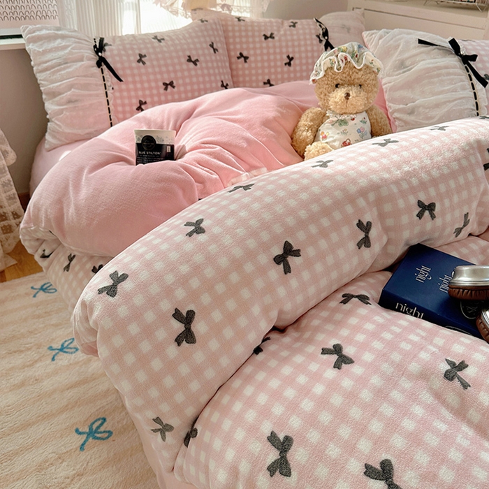 91家纺网 家纺一手货源 找家纺 瑞莱 2025冬季创意花边A类牛奶绒四件套套件 粉黑蝴蝶结