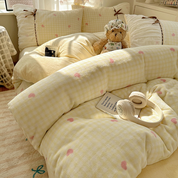 91家纺网 家纺一手货源 找家纺 瑞莱 2025冬季创意花边A类牛奶绒四件套套件 黄粉爱心