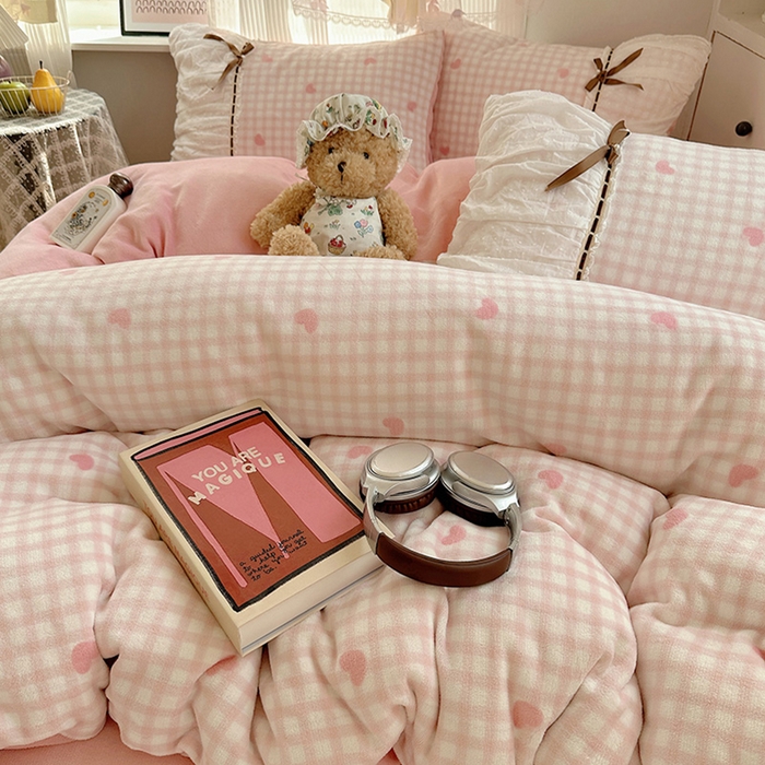 91家纺网 家纺一手货源 找家纺 瑞莱 2025冬季创意花边A类牛奶绒四件套套件 粉爱心