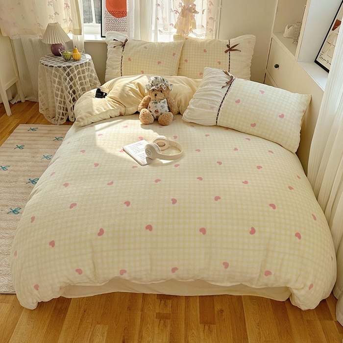 91家纺网 家纺一手货源 找家纺 瑞莱 2025冬季创意花边A类牛奶绒四件套套件 黄粉爱心