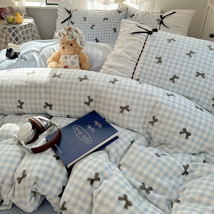 91家纺网 家纺一手货源 找家纺 瑞莱 2025冬季创意花边A类牛奶绒四件套套件 蓝黑蝴蝶结