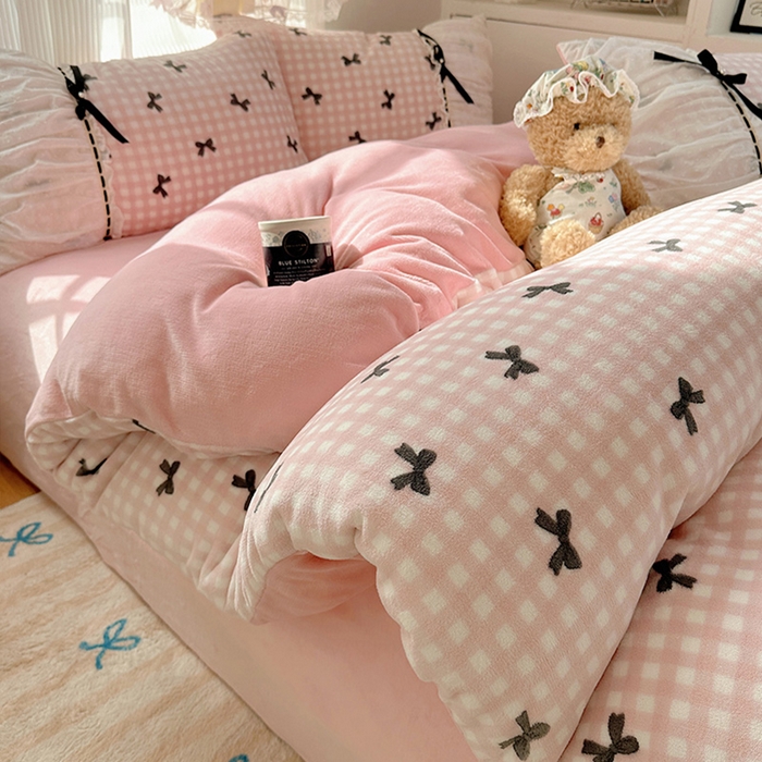 91家纺网 家纺一手货源 找家纺 瑞莱 2025冬季创意花边A类牛奶绒四件套套件 粉黑蝴蝶结