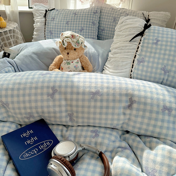 91家纺网 家纺一手货源 找家纺 瑞莱 2025冬季创意花边A类牛奶绒四件套套件 蓝蝴蝶结