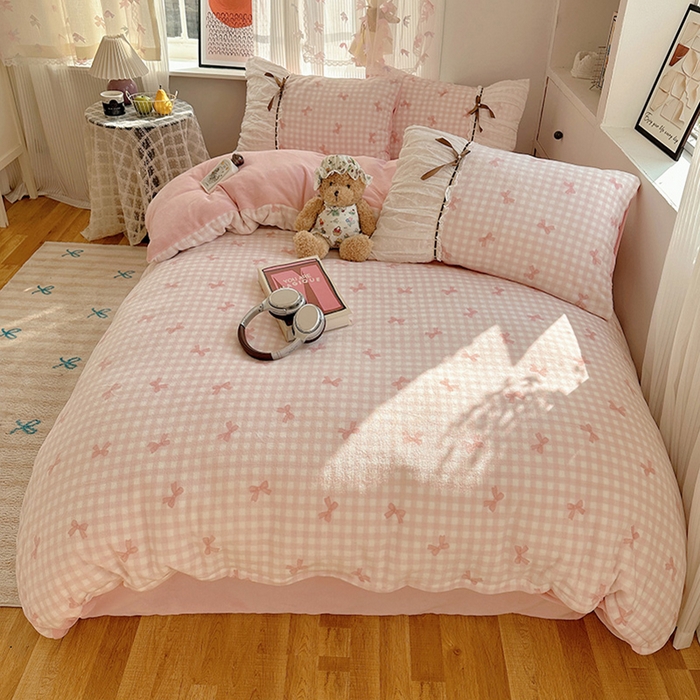 91家纺网 家纺一手货源 找家纺 瑞莱 2025冬季创意花边A类牛奶绒四件套套件 粉蝴蝶结