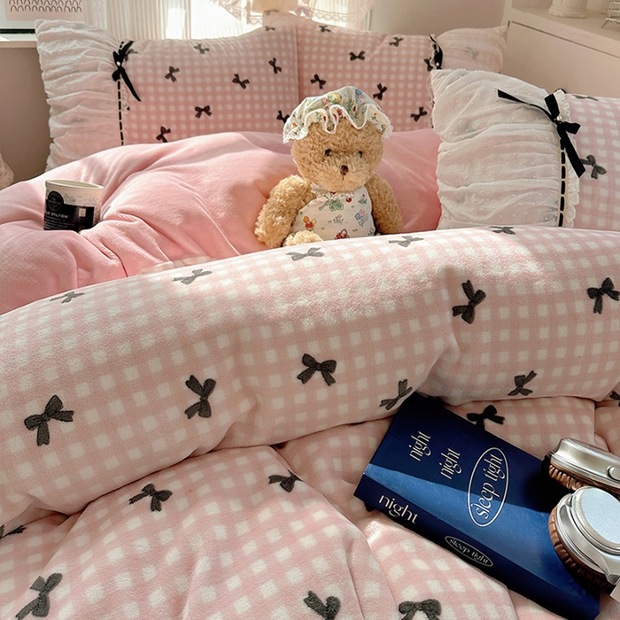 91家纺网 家纺一手货源 找家纺 瑞莱 2025冬季创意花边A类牛奶绒四件套套件 粉黑蝴蝶结