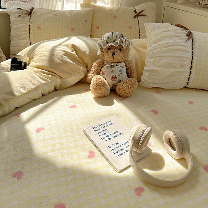 91家纺网 家纺一手货源 找家纺 瑞莱 2025冬季创意花边A类牛奶绒四件套套件 黄粉爱心