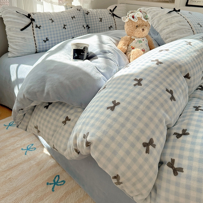 91家纺网 家纺一手货源 找家纺 瑞莱 2025冬季创意花边A类牛奶绒四件套套件 蓝黑蝴蝶结