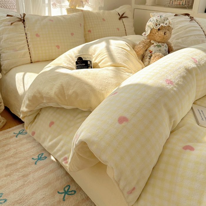 91家纺网 家纺一手货源 找家纺 瑞莱 2025冬季创意花边A类牛奶绒四件套套件 黄粉爱心