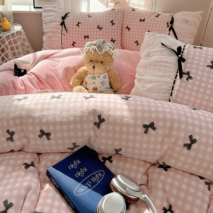 91家纺网 家纺一手货源 找家纺 瑞莱 2025冬季创意花边A类牛奶绒四件套套件 粉黑蝴蝶结