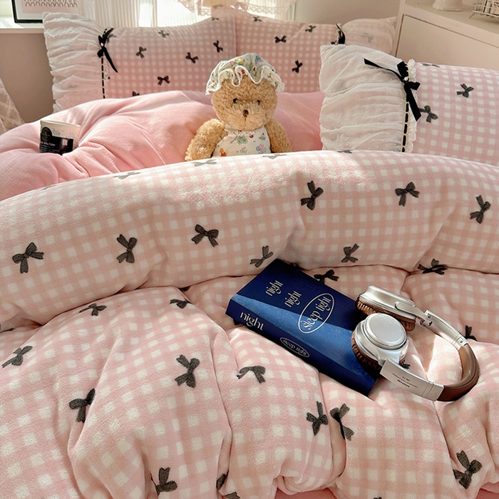 91家纺网 家纺一手货源 找家纺 瑞莱 2025冬季创意花边A类牛奶绒四件套套件 粉黑蝴蝶结