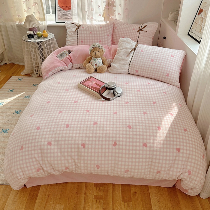 91家纺网 家纺一手货源 找家纺 瑞莱 2025冬季创意花边A类牛奶绒四件套套件 粉爱心