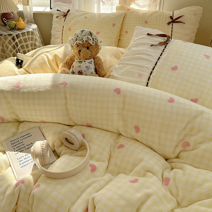 91家纺网 家纺一手货源 找家纺 瑞莱 2025冬季创意花边A类牛奶绒四件套套件 黄粉爱心