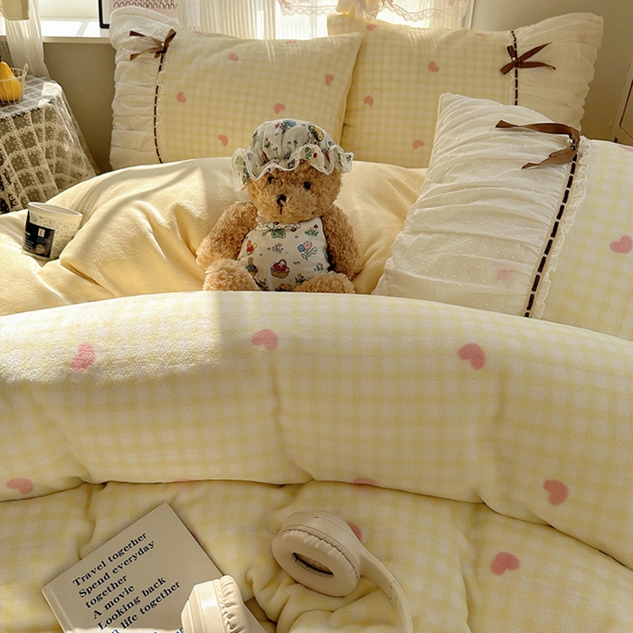 91家纺网 家纺一手货源 找家纺 瑞莱 2025冬季创意花边A类牛奶绒四件套套件 黄粉爱心