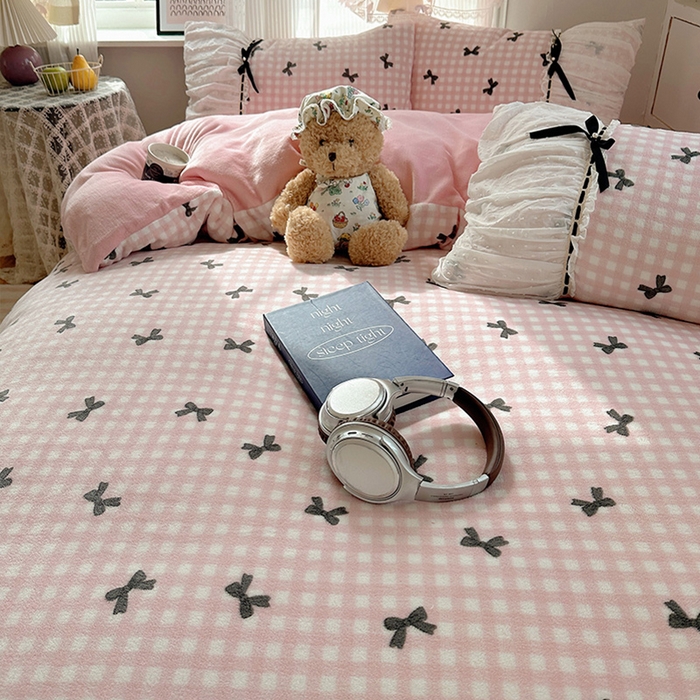 91家纺网 家纺一手货源 找家纺 瑞莱 2025冬季创意花边A类牛奶绒四件套套件 粉黑蝴蝶结