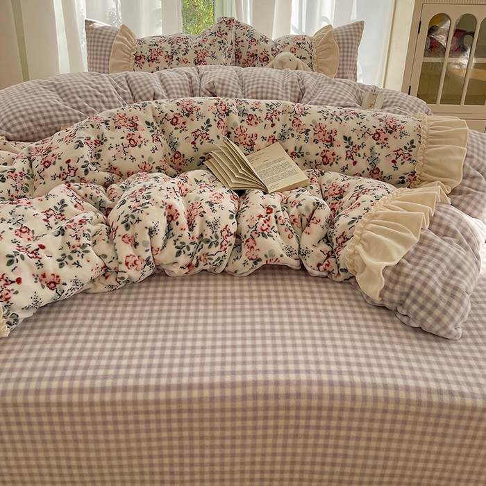 91家纺网 家纺一手货源 找家纺 瑞莱 2025冬季创意花边A类牛奶绒四件套套件 雪中梅