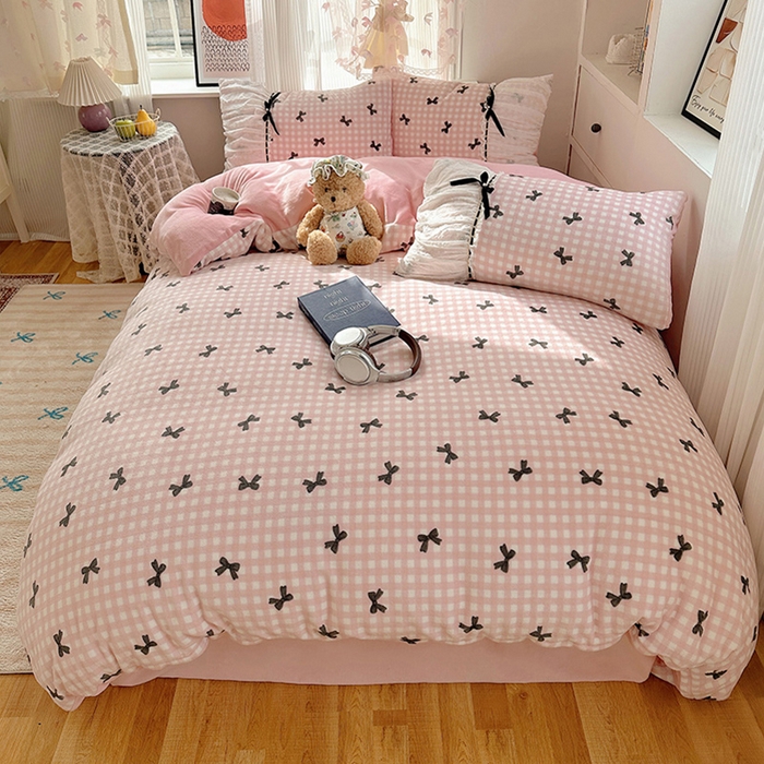 91家纺网 家纺一手货源 找家纺 瑞莱 2025冬季创意花边A类牛奶绒四件套套件 粉黑蝴蝶结