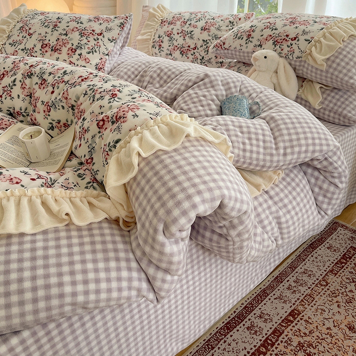 91家纺网 家纺一手货源 找家纺 瑞莱 2025冬季创意花边A类牛奶绒四件套套件 雪中梅