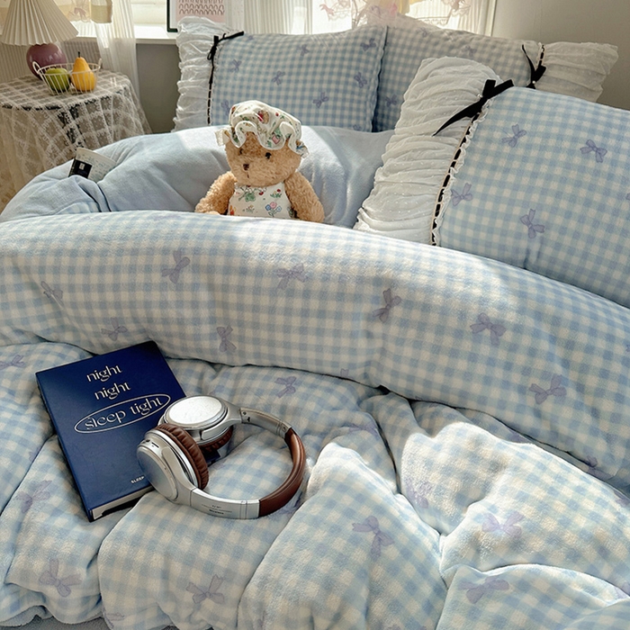 91家纺网 家纺一手货源 找家纺 瑞莱 2025冬季创意花边A类牛奶绒四件套套件 蓝蝴蝶结