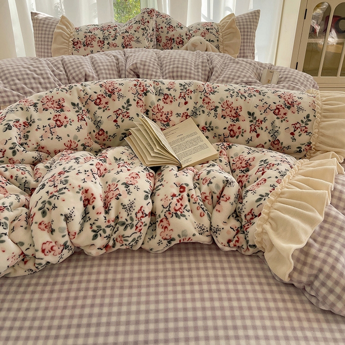 91家纺网 家纺一手货源 找家纺 瑞莱 2025冬季创意花边A类牛奶绒四件套套件 雪中梅