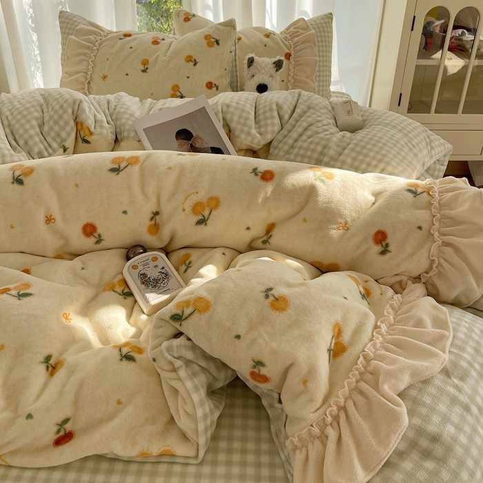 91家纺网 家纺一手货源 找家纺 瑞莱 2025冬季创意花边A类牛奶绒四件套套件 奶油樱桃