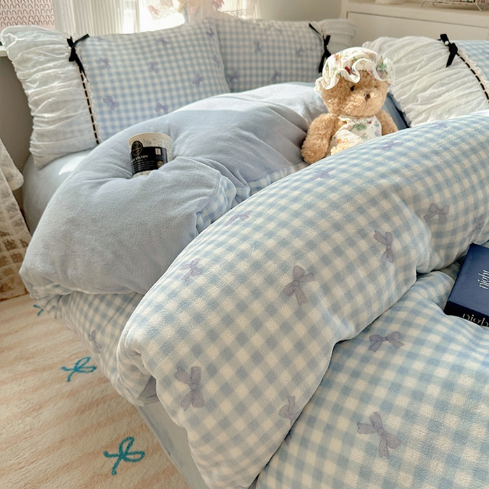 91家纺网 家纺一手货源 找家纺 瑞莱 2025冬季创意花边A类牛奶绒四件套套件 蓝蝴蝶结