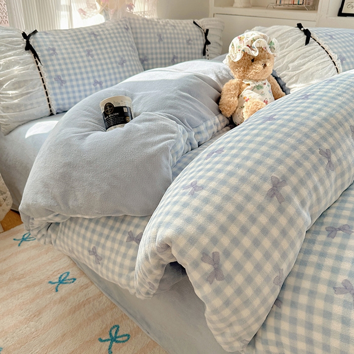 91家纺网 家纺一手货源 找家纺 瑞莱 2025冬季创意花边A类牛奶绒四件套套件 蓝蝴蝶结