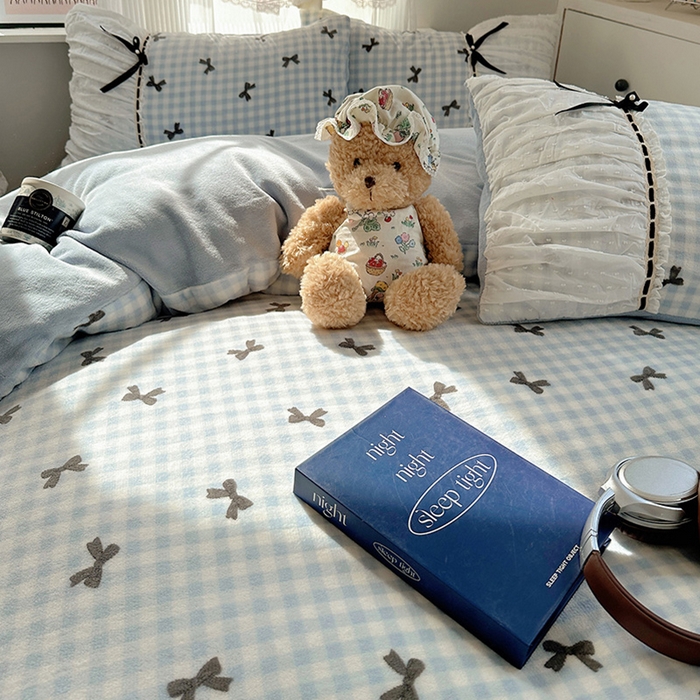 91家纺网 家纺一手货源 找家纺 瑞莱 2025冬季创意花边A类牛奶绒四件套套件 蓝黑蝴蝶结