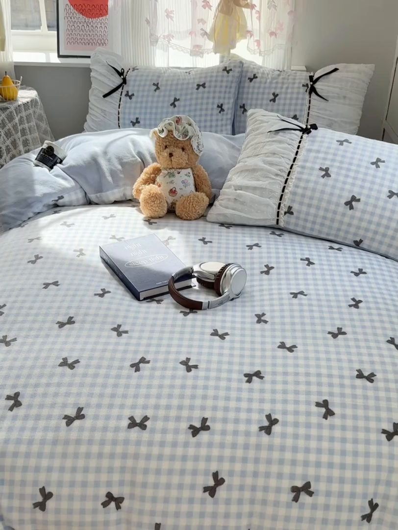 91家纺网 家纺一手货源 找家纺 瑞莱 2025冬季创意花边A类牛奶绒四件套套件 蓝黑蝴蝶结