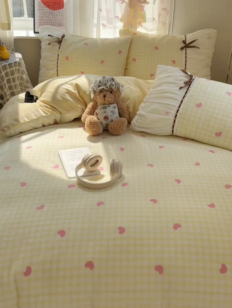 91家纺网 家纺一手货源 找家纺 瑞莱 2025冬季创意花边A类牛奶绒四件套套件 黄粉爱心