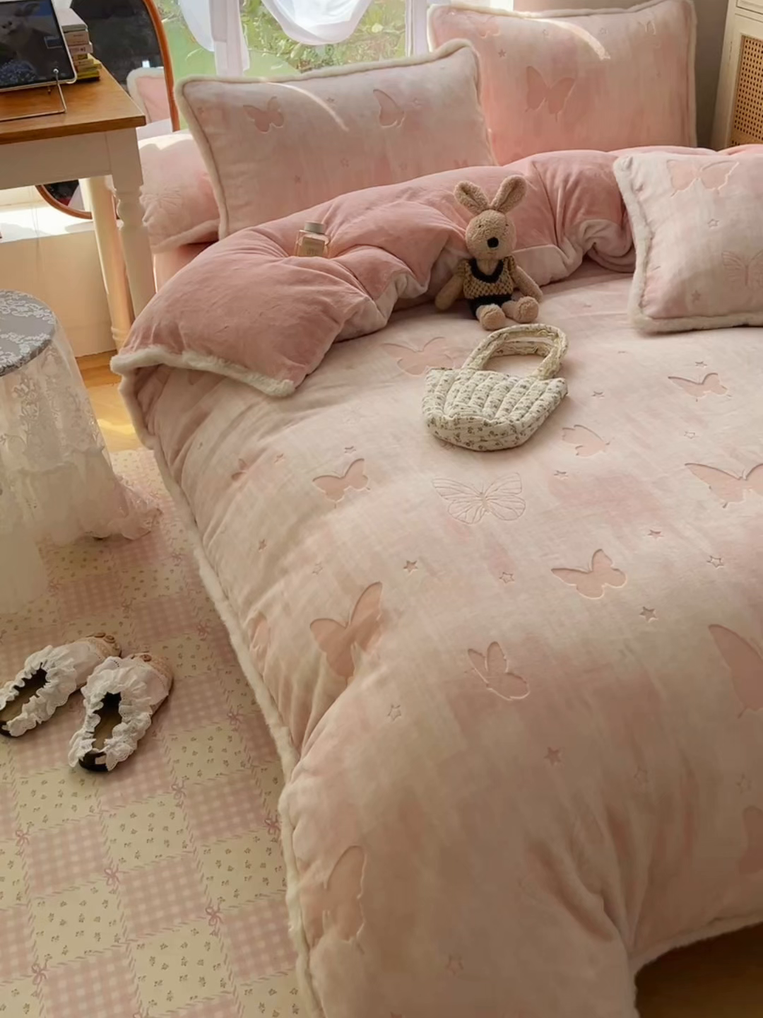 91家纺网 家纺一手货源 找家纺 （总）十里居 2025新款兔毛条花边款雕花牛奶绒四件套