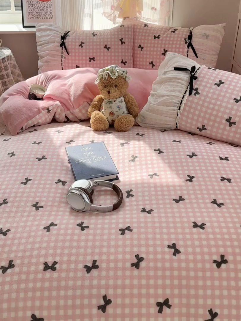 91家纺网 家纺一手货源 找家纺 瑞莱 2025冬季创意花边A类牛奶绒四件套套件 粉黑蝴蝶结