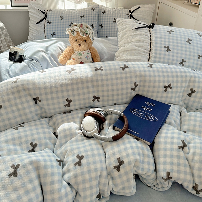 91家纺网 家纺一手货源 找家纺 瑞莱 2025冬季创意花边A类牛奶绒四件套套件 蓝黑蝴蝶结