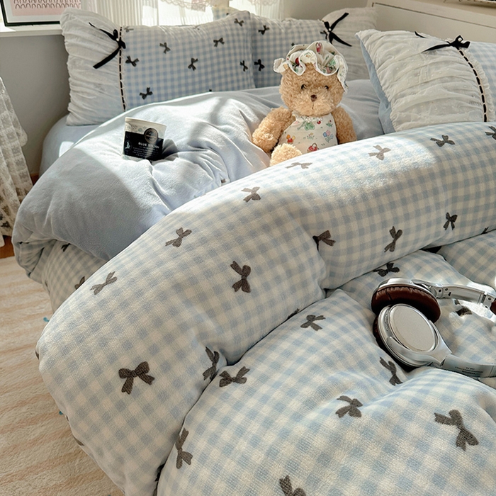 91家纺网 家纺一手货源 找家纺 瑞莱 2025冬季创意花边A类牛奶绒四件套套件 蓝黑蝴蝶结