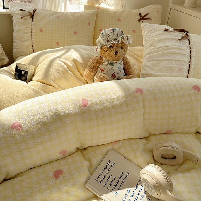 91家纺网 家纺一手货源 找家纺 瑞莱 2025冬季创意花边A类牛奶绒四件套套件 黄粉爱心