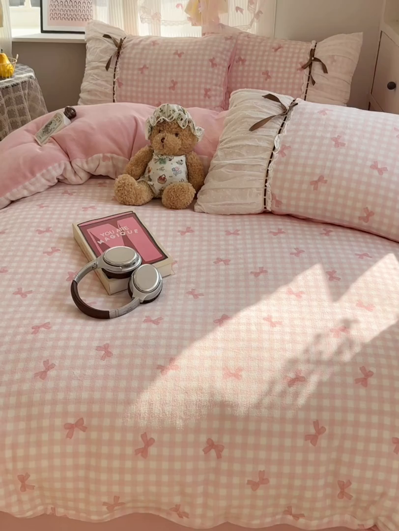 91家纺网 家纺一手货源 找家纺 瑞莱 2025冬季创意花边A类牛奶绒四件套套件 粉蝴蝶结