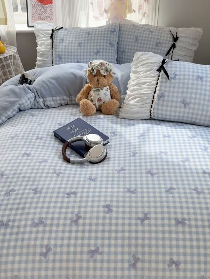 91家纺网 家纺一手货源 找家纺 瑞莱 2025冬季创意花边A类牛奶绒四件套套件 蓝蝴蝶结