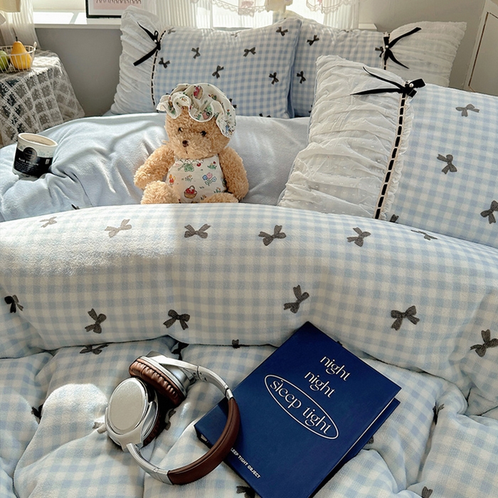 91家纺网 家纺一手货源 找家纺 瑞莱 2025冬季创意花边A类牛奶绒四件套套件 蓝黑蝴蝶结