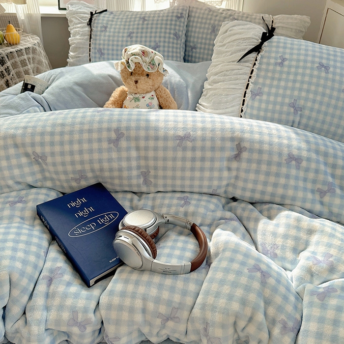 91家纺网 家纺一手货源 找家纺 瑞莱 2025冬季创意花边A类牛奶绒四件套套件 蓝蝴蝶结