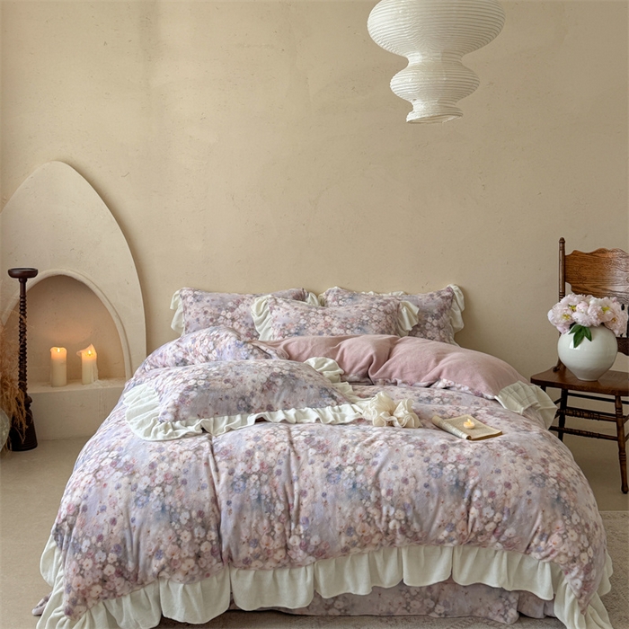 91家纺网 家纺一手货源 找家纺 潘朵拉家纺 2025全消光牛奶绒数码印花款四件套 粉紫花韵