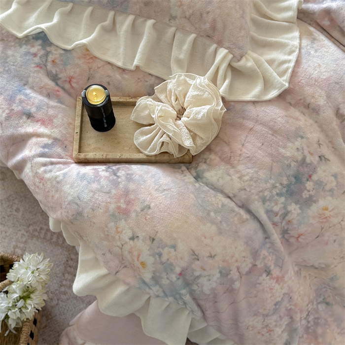 91家纺网 家纺一手货源 找家纺 潘朵拉家纺 2025全消光牛奶绒数码印花款四件套 粉雾绮梦