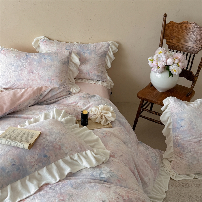 91家纺网 家纺一手货源 找家纺 潘朵拉家纺 2025全消光牛奶绒数码印花款四件套 粉雾绮梦