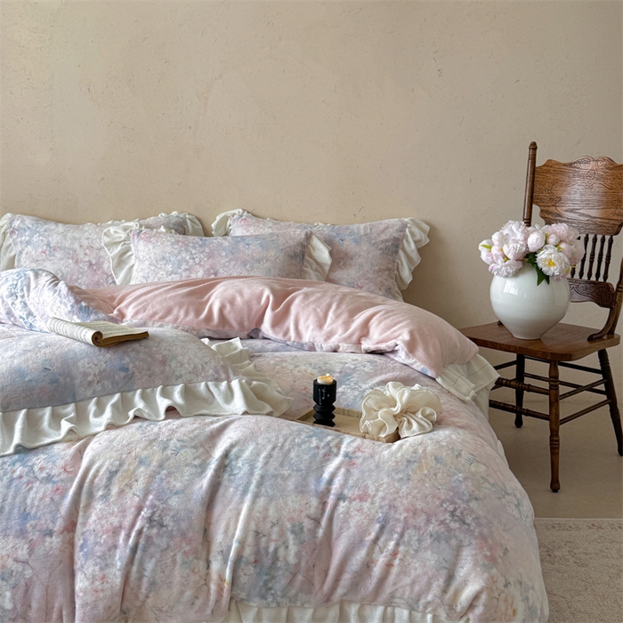 91家纺网 家纺一手货源 找家纺 潘朵拉家纺 2025全消光牛奶绒数码印花款四件套 粉雾绮梦