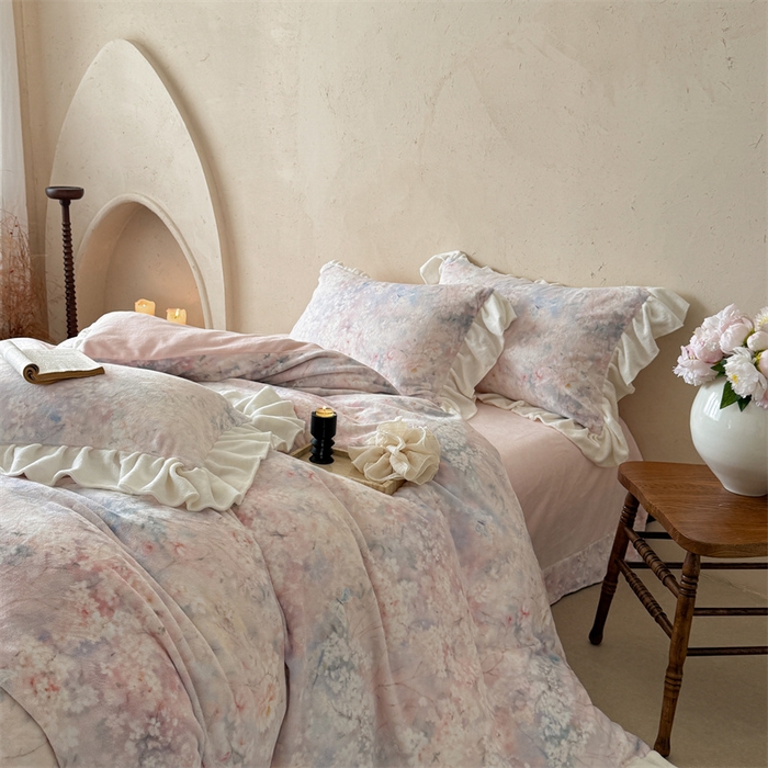 91家纺网 家纺一手货源 找家纺 潘朵拉家纺 2025全消光牛奶绒数码印花款四件套 粉雾绮梦