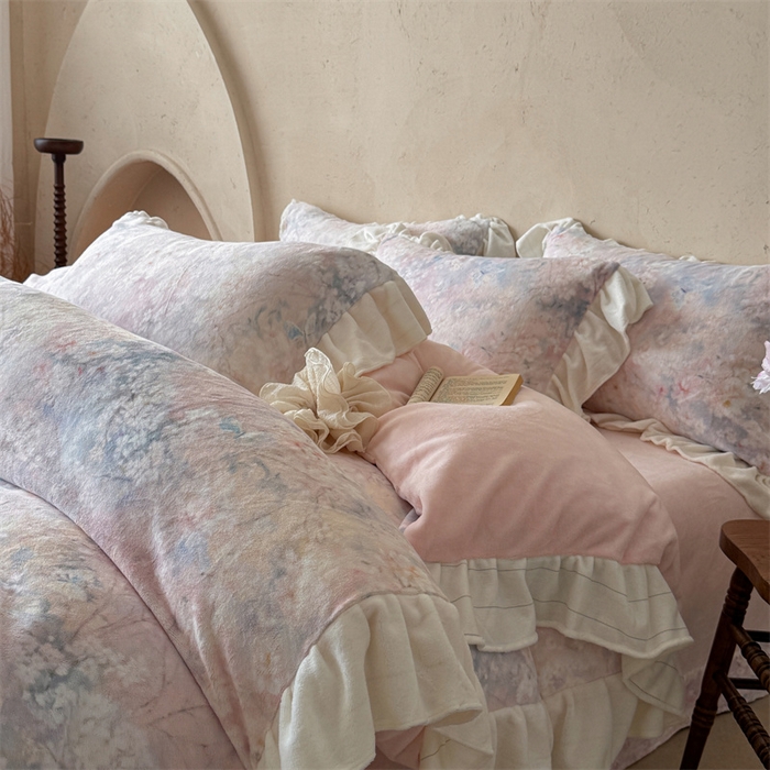 91家纺网 家纺一手货源 找家纺 潘朵拉家纺 2025全消光牛奶绒数码印花款四件套 粉雾绮梦