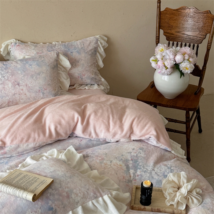 91家纺网 家纺一手货源 找家纺 潘朵拉家纺 2025全消光牛奶绒数码印花款四件套 粉雾绮梦